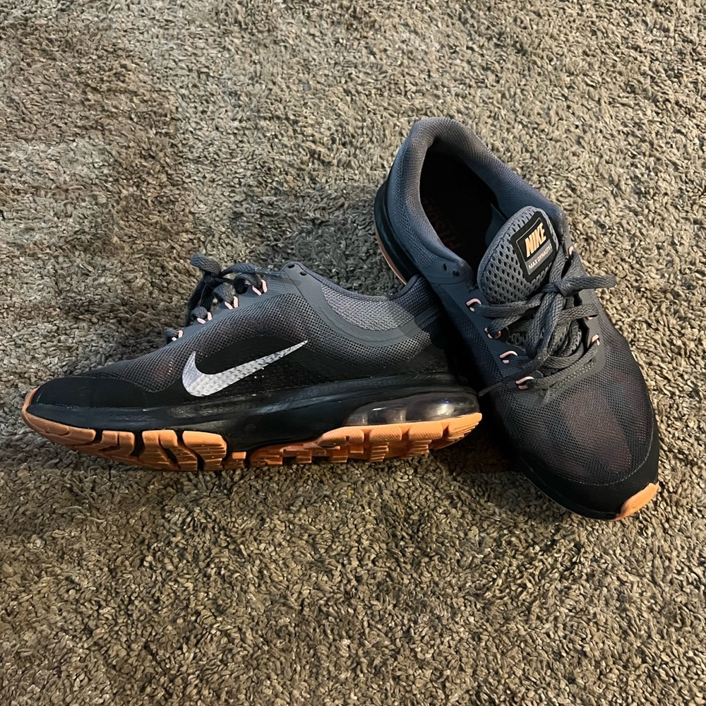 Women’s Nike shoes size 6.5 gray and orange.